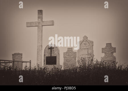 Gli oggetti contrassegnati per la rimozione definitiva nella nebbia al cimitero del Sacro Cuore chiesa cattolica sulla strada principale di santa Sposa, Terranova e Labrador Foto Stock