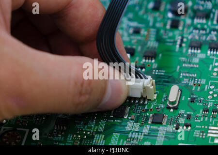 Il controllo di qualità e di assemblaggio SMT componenti stampati su una scheda di circuito in laboratorio QC di PCB produzione high-tech factory Foto Stock