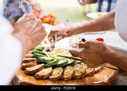 Festa in famiglia o un party in giardino al di fuori nel cortile. Foto Stock