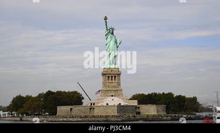 La Statua della Libertà nel telaio centrale Foto Stock