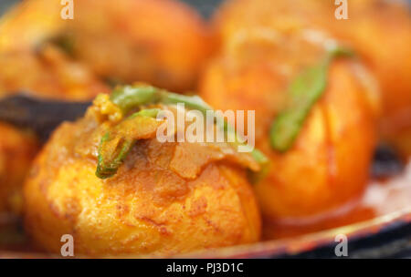 Piccante tradizionale curry di uova del subcontinente indiano in una padella Foto Stock