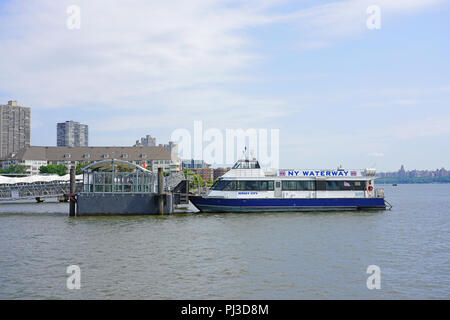 Vista del NY idrovia ferry terminal al porto imperiale in Weehawken, un hub di transito sul lungomare del Fiume Hudson nel New Jersey Foto Stock