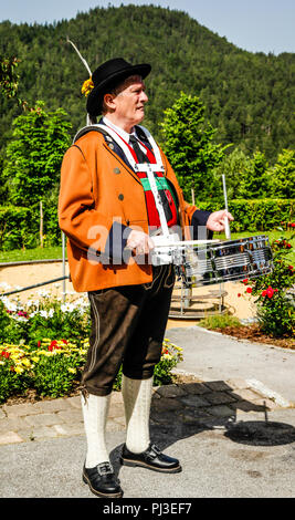 Band locale membri giocare nella piazza del villaggio sul patrocinio giornata in Reith bei Seefeld, Austria Foto Stock