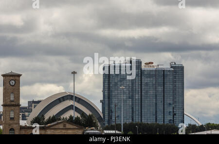 Glasgow, Scotland, Regno Unito - 17 Giugno 2012: Crown Plaza hotel e SEC Armadillo con itinerari segreti di Palazzo Ducale e parte del Clyde Arc sotto pesante cloudscape. Foto Stock