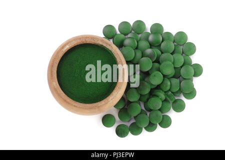 Spirulina alghe in polvere e pillole in ciotola di legno isolato su sfondo bianco. Vista dall'alto. Foto Stock