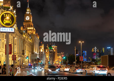 Night Shot del Bund a Shanghai in Cina con il traffico intenso e segno di taxi. Foto Stock