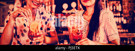 Ritratto di due giovani donne aventi cocktail bevande Foto Stock