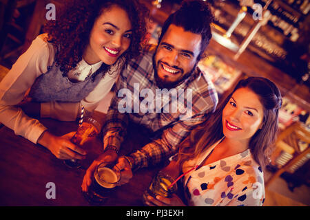 Ritratto di giovani amici avente le bevande Foto Stock
