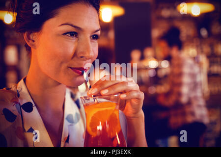 Giovane donna con cocktail di benvenuto Foto Stock