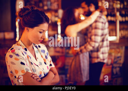 Turbare la donna ignorando affettuosa giovane Foto Stock