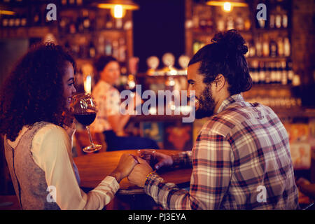 Coppia romantica avente il vino rosso Foto Stock