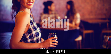 Ritratto di giovane donna con il vino rosso Foto Stock