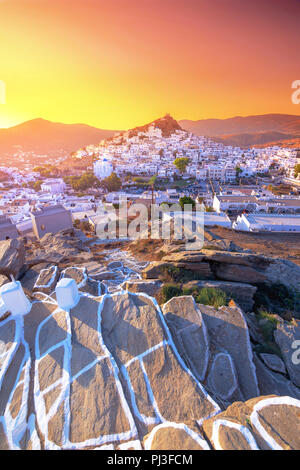 Case tradizionali, mulini a vento e le chiese dell'isola di Ios, Cicladi Grecia. Foto Stock