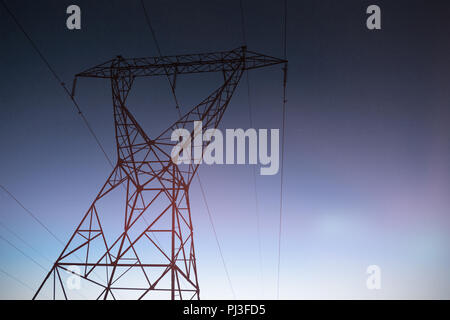 La sera l'elettricità pilone silhouette Foto Stock