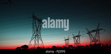 La sera l'elettricità pilone silhouette Foto Stock