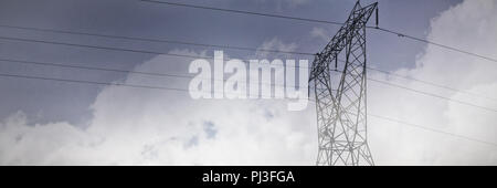 Immagine composita di luminoso cielo blu con nuvole Foto Stock