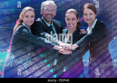 Immagine composita del ritratto di felice la gente di affari huddling mani contro uno sfondo bianco Foto Stock
