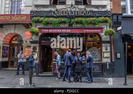 Pub, The Queens Head, Denham st, Soho, Londra, Inghilterra, Grossbritannien Foto Stock