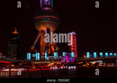 SHANGHAI, Cina - 17 Maggio 2018: Oriental Pearl Tower e gli edifici di Pudong è un moderno quartiere di Shanghai Foto Stock
