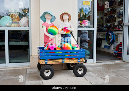 Store display esterno colorato e abbigliamento per bambini e giocattoli da spiaggia sul marciapiede davanti al mare in Florida, Stati Uniti d'America. Foto Stock