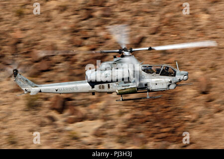 Stati Uniti Marines Corps Bell AH-1Z Viper (SN 168519) dal Marine Attacco leggero elicottero Squadron 169 (HMLA-169) vola basso livello sulla transizione Jedi attraverso Star Wars Canyon / Rainbow Canyon, il Parco Nazionale della Valle della Morte, Panamint Springs, California, Stati Uniti d'America Foto Stock