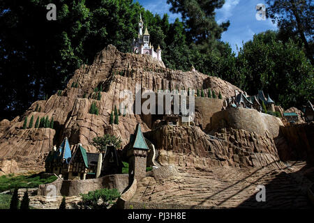 Cenerentola del castello del display sul Storybook Land Battelli ride, Disneyland Park di Anaheim, California, Stati Uniti d'America Foto Stock