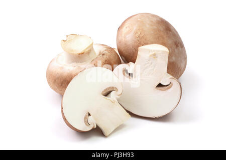 Royal Brown champignon con metà isolato su sfondo bianco Foto Stock