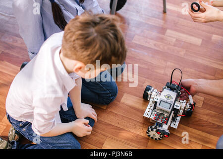 Little Boy nella Scuola di Robotica robot rende Foto Stock