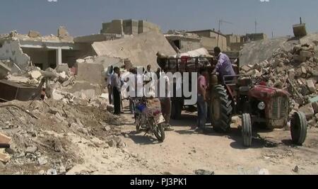 Azaz Siria durante la siria guerra civile spostamento con il trattore. Foto Stock