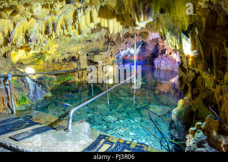 Le magnifiche e maestose grotte di Diros in Grecia. Una vista spettacolare di stalacites e stalagmiti che ha avuto milioni di anni per formare. Foto Stock