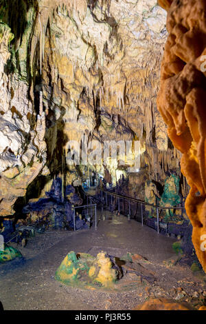 Le magnifiche e maestose grotte di Diros in Grecia. Una vista spettacolare di stalacites e stalagmiti che ha avuto milioni di anni per formare. Foto Stock