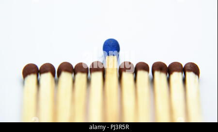 Corrispondenze di colore marrone con uno blu corrisponde al centro Foto Stock