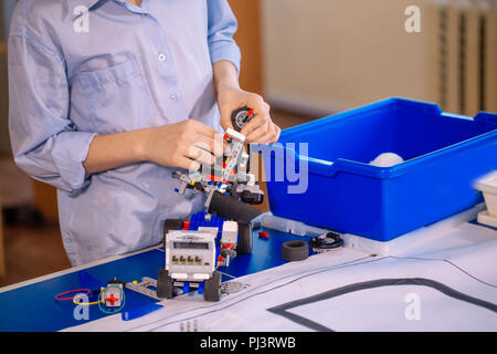 Occupato il team tecnico lavora su TOY Foto Stock