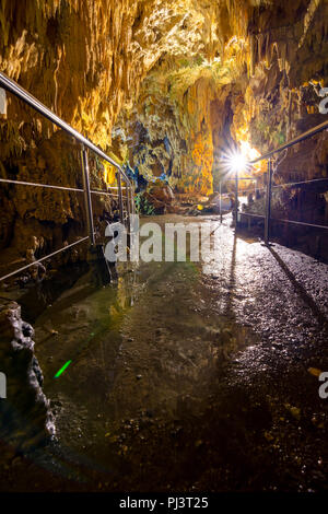 Le magnifiche e maestose grotte di Diros in Grecia. Una vista spettacolare di stalacites e stalagmiti che ha avuto milioni di anni per formare. Foto Stock