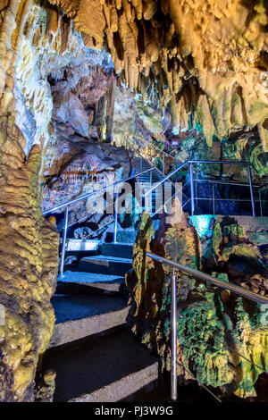 Le magnifiche e maestose grotte di Diros in Grecia. Una vista spettacolare di stalacites e stalagmiti che ha avuto milioni di anni per formare. Foto Stock