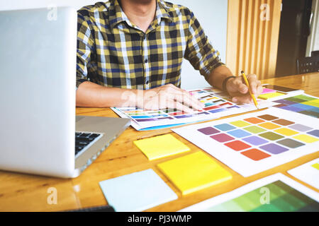 Graphic Designer scegliere i colori da bande di colore dei campioni per la progettazione .Designer grafico creatività concetto di lavoro . Foto Stock