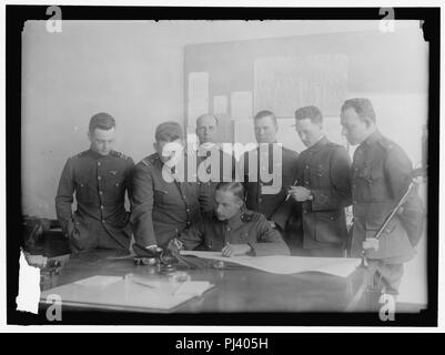 Aviazione, Marina. TRANS-atlantico di aviatori di volo- LT. COMDR. GODFREY deCHEVALIER; COMDR. HOLDEN C. RICHARDSON; non identificato, chi è a destra in 30102; COMDR. JOHN H. torri; seduto- LT. COMDR. Foto Stock