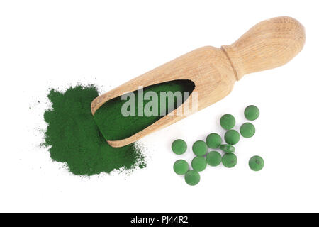 Spirulina alghe in polvere e pillole in cucchiaio di legno isolato su sfondo bianco. Vista superiore Foto Stock