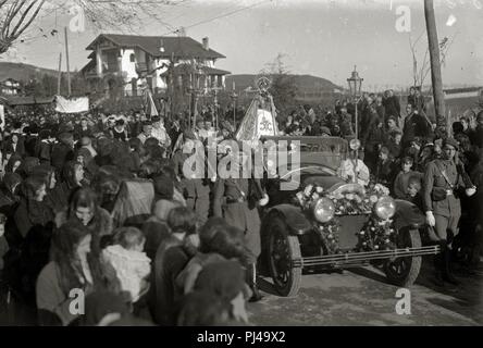 Bajada de la Virgen de Guadalupe por las calles de Hondarribia con motivo de las fiestas del 75 aniversario de la definición de la Inmaculada Concepción Foto Stock