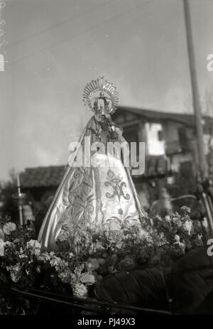 Bajada de la Virgen de Guadalupe por las calles de Hondarribia con motivo de las fiestas del 75 aniversario de la definición de la Inmaculada Concepción de 3) - Fondo Car-Kutxa Fototeka. Foto Stock