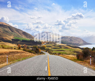 Strada panoramica vicino al lago Hawea nella soleggiata giornata autunnale, Isola del Sud, Nuova Zelanda Foto Stock