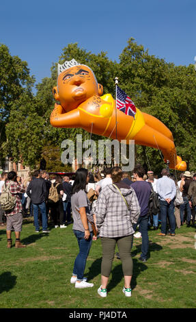 Un palloncino Gigante raffigurante l attuale sindaco di Londra Sadiq Khan indossando un giallo brillante bikini essendo volato oltre le case del parlamento di Westminster. Foto Stock