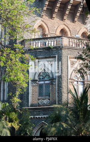 Ornati in windows nella costruzione di pietra di Bombay High Court Foto Stock