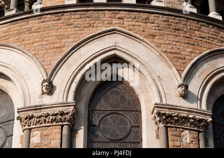 Mumbai universitario a Fort campus. Intricati intarsi in pietra sulle pareti. Foto Stock