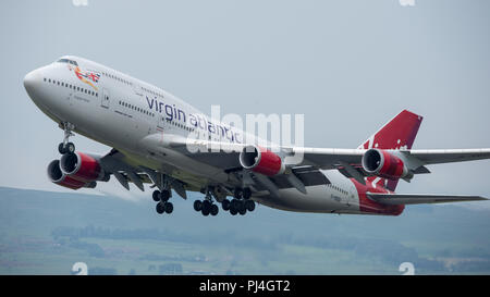 Virgin Atlantic jumbo jet (Boeing 747-400) visto uscire per la Florida dall'Aeroporto Internazionale di Glasgow, Renfrewshire, Scozia. Foto Stock