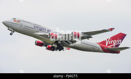 Virgin Atlantic jumbo jet (Boeing 747-400) visto uscire per la Florida dall'Aeroporto Internazionale di Glasgow, Renfrewshire, Scozia. Foto Stock