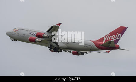 Virgin Atlantic jumbo jet (Boeing 747-400) visto uscire per la Florida dall'Aeroporto Internazionale di Glasgow, Renfrewshire, Scozia. Foto Stock