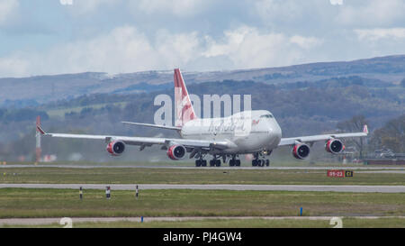 Virgin Atlantic jumbo jet (Boeing 747-400) con partenza dall'Aeroporto Internazionale di Glasgow, Renfrewshire, Scozia - 2 Maggio 2016 Foto Stock