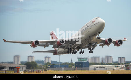 Virgin Atlantic jumbo jet (Boeing 747-400) visto uscire dall'Aeroporto Internazionale di Glasgow, Renfrewshire, Scozia - 5 giugno 2018 Foto Stock