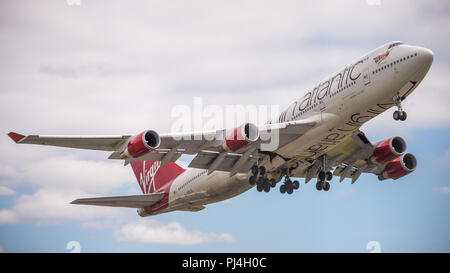 Virgin Atlantic jumbo jet (Boeing 747-400) visto uscire dall'Aeroporto Internazionale di Glasgow, Renfrewshire, Scozia - 5 giugno 2018 Foto Stock